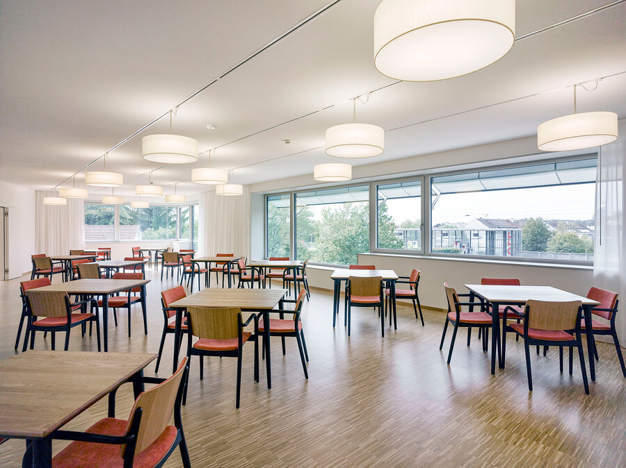 Armlehnholz&shy;stuhl Viena Care